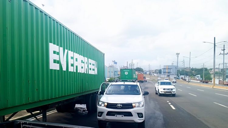 Intrant ordena retiro inmediato de furgones parqueados en avenidas Las Américas y Luperón