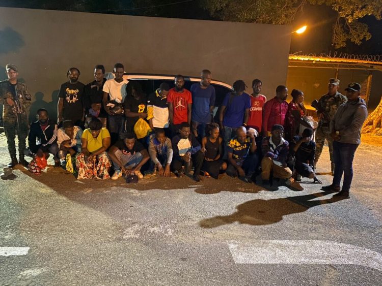 Interceptan dos vehículos con 22 haitianos indocumentados en Valverde