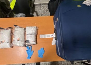 Autoridades detienen a un dominico-español en el AILA con tres paquetes de cocaína