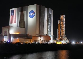 NASA retrasa el regreso de astronautas varados a la Tierra