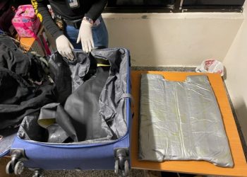 Ocupan cinco paquetes de presunta cocaína en las maletas de tres extranjeros