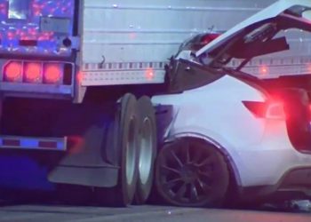 Tesla queda atrapado debajo de una camioneta todoterreno tras accidente en California