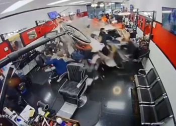 Accidente en Houston: Porsche choca barbería y deja heridosy deja heridos