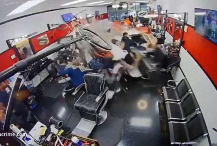 Accidente en Houston: Porsche choca barbería y deja heridosy deja heridos
