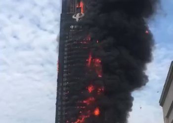 Mujer fallece tras caer de un edificio en llamas en China