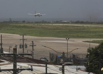 Principal aeropuerto de Haití reanuda sus operaciones tras un mes cerrado