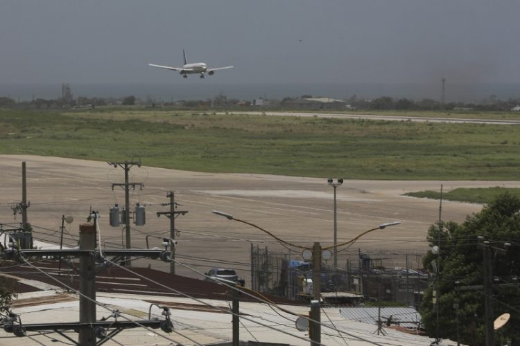 Principal aeropuerto de Haití reanuda sus operaciones tras un mes cerrado