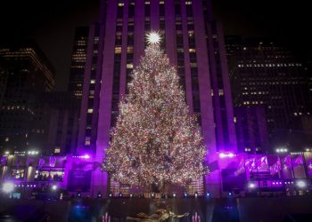 El icónico árbol de Navidad del Rockefeller Center se ilumina en Nueva York
