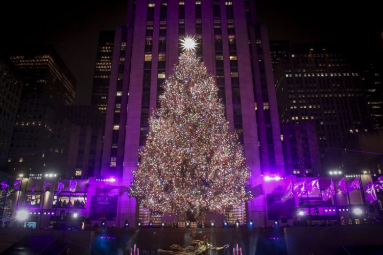 El icónico árbol de Navidad del Rockefeller Center se ilumina en Nueva York