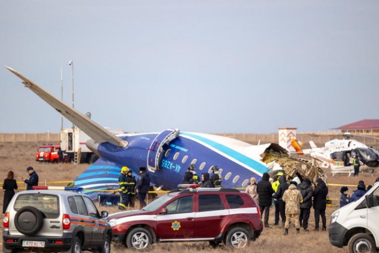 Accidente aéreo en Kazajistán: 32 supervivientes de un vuelo de Azerbaijan Airlines