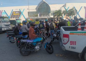 Motorista choca contra minibús al evadir a Digesett en la Kennedy