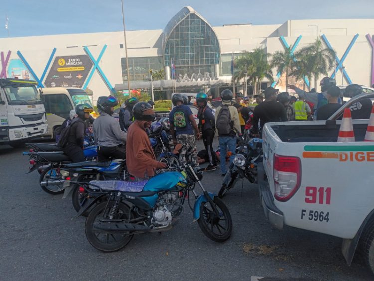 Motorista choca contra minibús al evadir a Digesett en la Kennedy