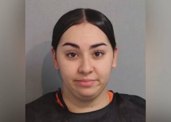 Mujer embarazada apuñalada por repartidora de pizza en Florida por baja propina