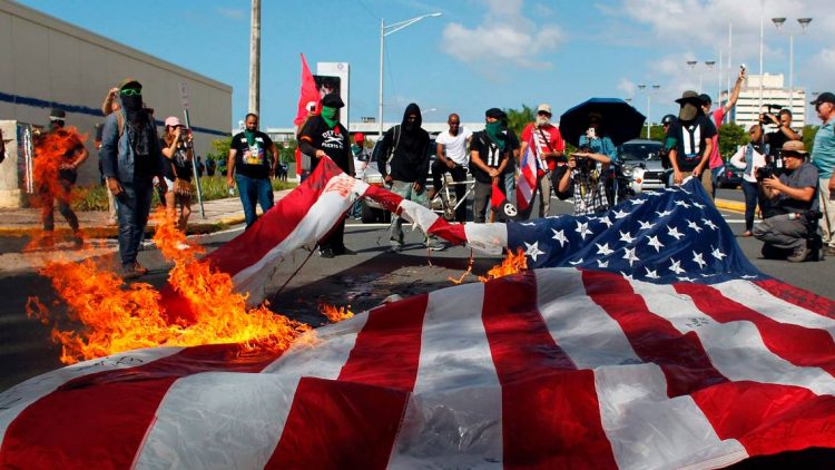 Protestan en Panamá: Queman bandera de EE.UU. y carteles de Trump por amenazas al Canal