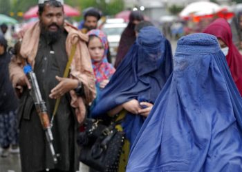 Talibanes prohíben ventanas con vista a casas de mujeres