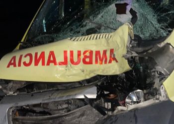 Queman ambulancia luego de que provocara la muerte a un joven