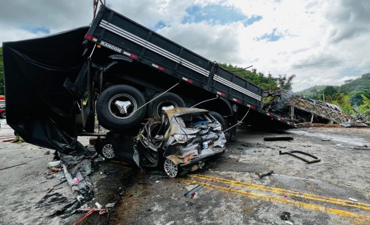 Accidente de tres vehículos en Brasil deja 41 muertos