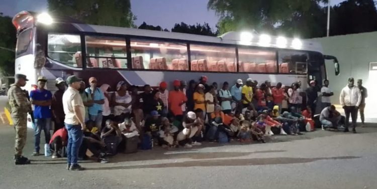 Capturan autobús con 70 haitianos ilegales