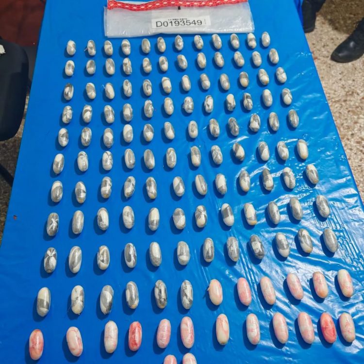 Detienen a un nigeriano que intentaba salir del país con 134 bolsitas de cocaína en el estómago