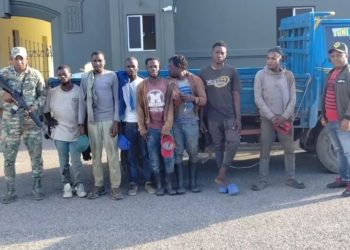 Ejército pone a disposición del MP a conductores detenidos transportando haitianos indocumentados