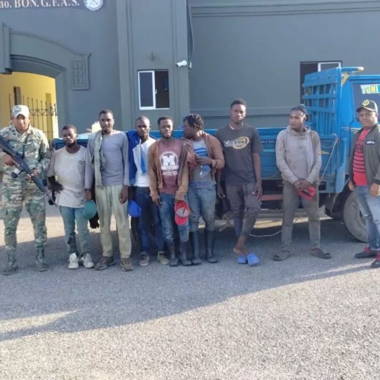 Ejército pone a disposición del MP a conductores detenidos transportando haitianos indocumentados