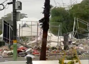 Una explosión destruyó la mañana de este lunes una edificación que albergaba una oficina de abogados en Villas Ana María, ubicada en el sector El Batey de Sosúa, Puerto Plata. Hasta el momento, se cree que el incendio pudo haber sido provocado por una descarga eléctrica que afectó un tanque de gas. Tras la explosión, se reportaron dos personas heridas, que fueron trasladadas al Centro Médico Cabarete.