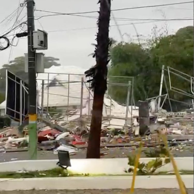 Una explosión destruyó la mañana de este lunes una edificación que albergaba una oficina de abogados en Villas Ana María, ubicada en el sector El Batey de Sosúa, Puerto Plata. Hasta el momento, se cree que el incendio pudo haber sido provocado por una descarga eléctrica que afectó un tanque de gas. Tras la explosión, se reportaron dos personas heridas, que fueron trasladadas al Centro Médico Cabarete.