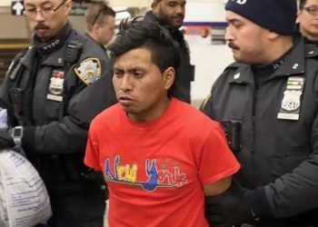 Identifican hombre acusado de quemar viva a una mujer en metro de Nueva York