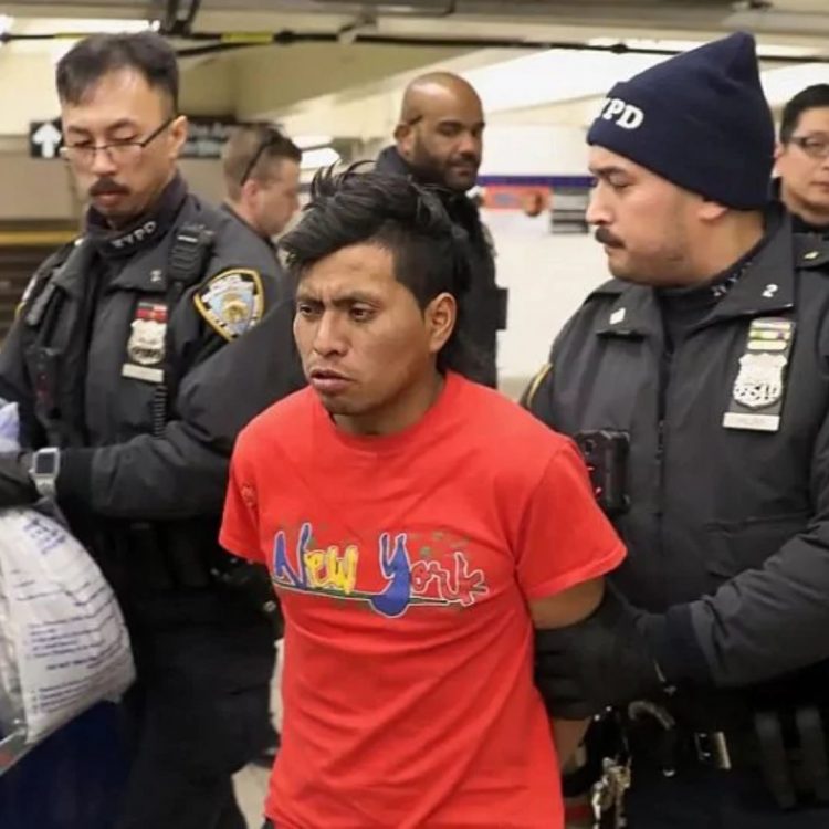 Identifican hombre acusado de quemar viva a una mujer en metro de Nueva York