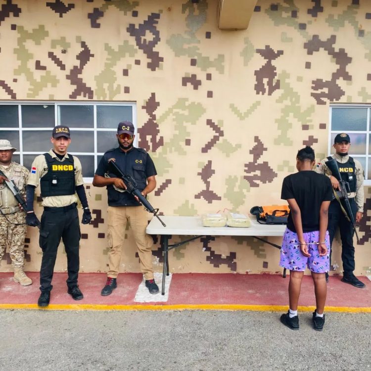 Ocupan 20.4 libras de marihuana en un vehículo de transporte público en Pedernales