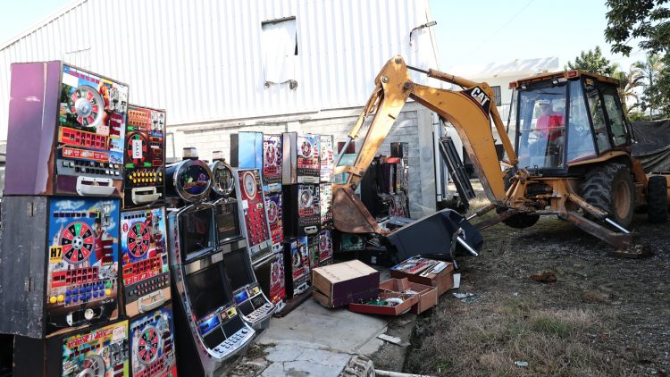 Destruyen más de 1,700 equipos operados de forma ilegal en venta de juegos de azar