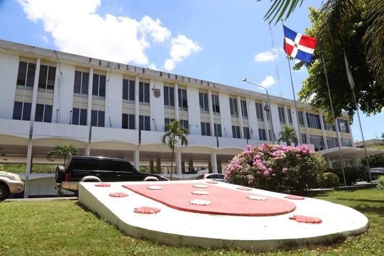 Alcaldía de Santiago desmiente retiro de parqueos a regidores