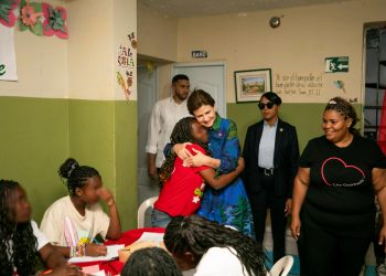 Raquel Peña entrega juguetes a los niños del Hogar Familiar Bethesda
