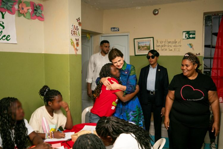 Raquel Peña entrega juguetes a los niños del Hogar Familiar Bethesda