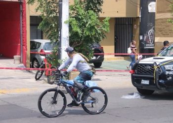 Joven colombiana choca a ciclista ruso en Belgrano e intenta escapar con la víctima en el capot