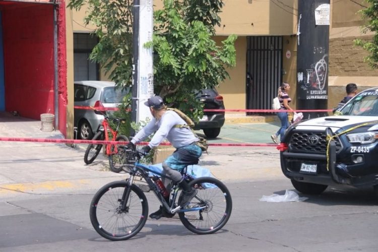 Joven colombiana choca a ciclista ruso en Belgrano e intenta escapar con la víctima en el capot