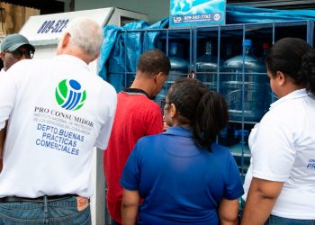 Pro Consumidor decomisa cientos de botellones de agua expuestos al sol