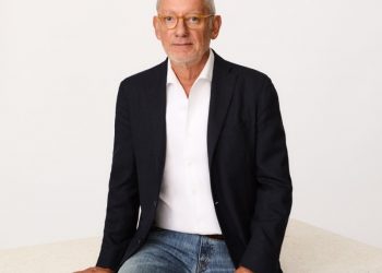 Muere en accidente el multimillonario fundador de la firma de moda Mango