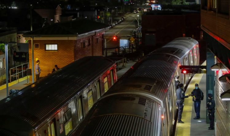 Mujer quemada viva en un vagón del metro de Nueva York en un ataque intencionado