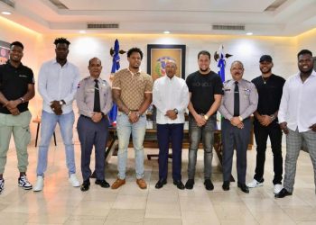 Peloteros de Grandes Ligas apoyan actividades deportivas de la policía nacional