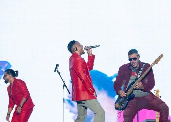 Aventura repasa sus grandes éxitos ante un Estadio Olímpico lleno de fanáticos