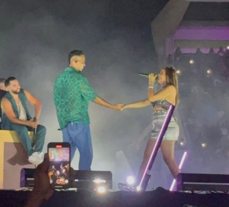 Beso a Romeo Santos rompe matrimonio de una fanática