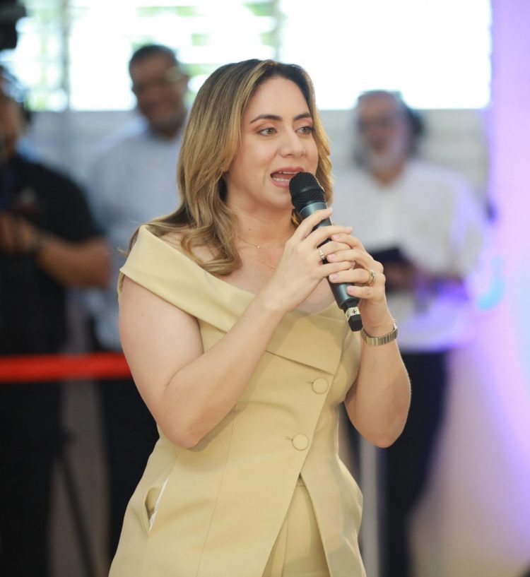 Gloria Reyes explica por qué Leonel figura en listado para el bono navideño