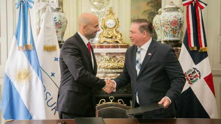 República Dominicana y Argentina firman acuerdo de Cielos Abiertos