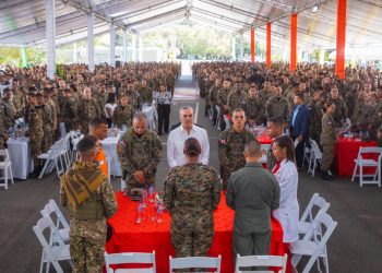 Abinader comparte almuerzo navideño con miembros del Ejército y la Policía Nacional