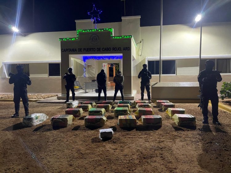 Interceptan otra lancha con 641 paquetes de presunta cocaína en Pedernales