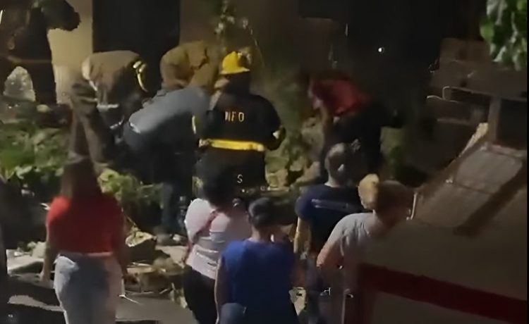 Niños aplastados por desplome de pared en calle Juan Erazo