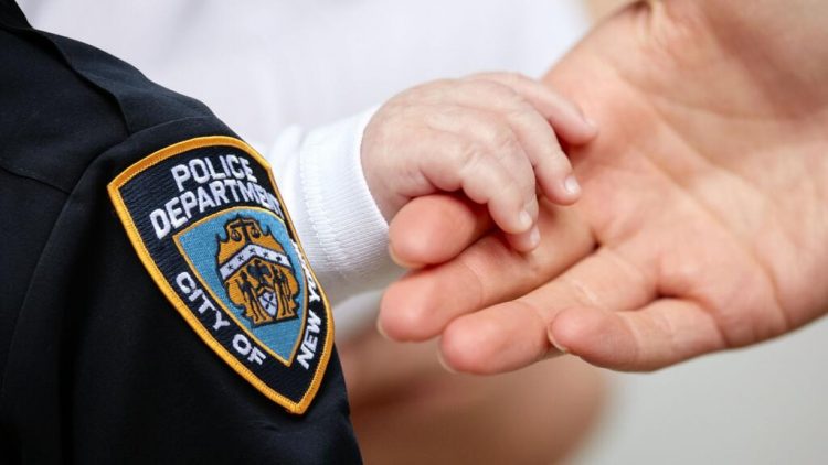 Bebé recién nacida abandonada en bolsa en Nueva York