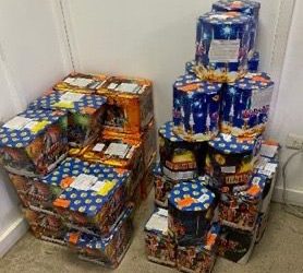 Confiscan fuegos artificiales y escopeta durante allanamientos en Santiago