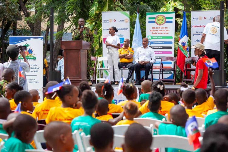 Niños en Haití disfrutan de agasajo navideño pese a violencia de bandas
